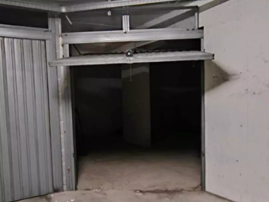 Immagine 3 di Garage in vendita  in Viale Odisseo a Pomezia