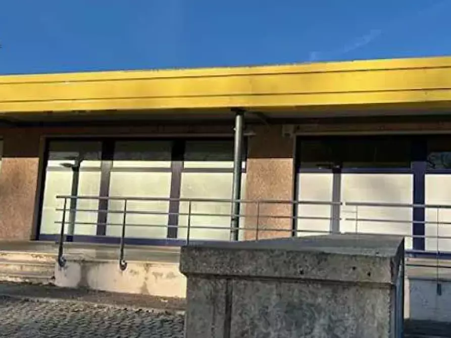 Immagine 1 di Negozio in vendita  in Via Nazionale a Urbino