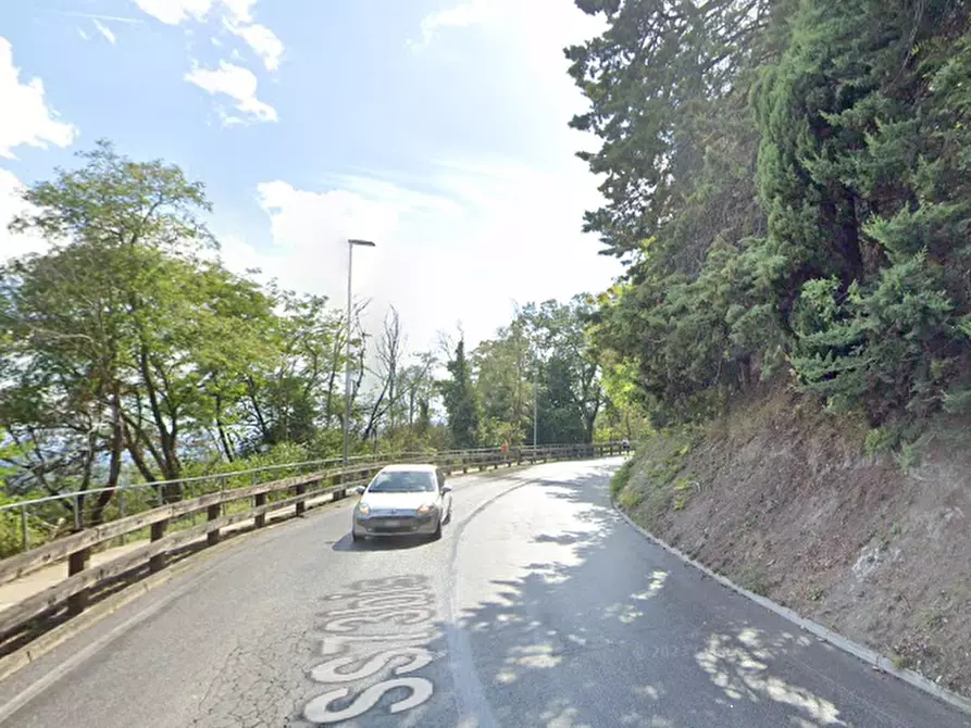 Immagine 4 di Negozio in vendita  in Via Nazionale a Urbino