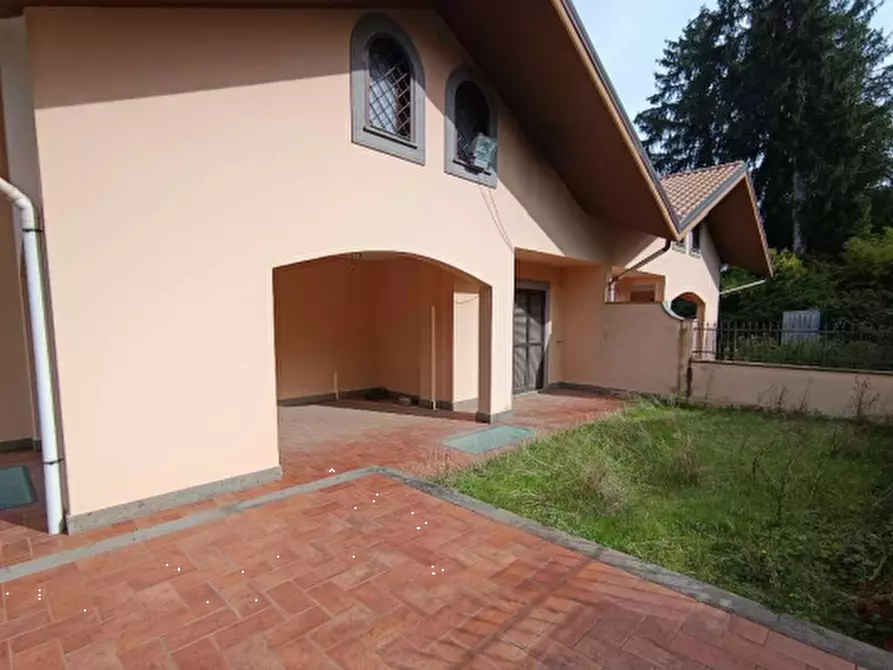 Immagine 1 di Villa in vendita  in Via delle Ortensie a Rocca Di Papa