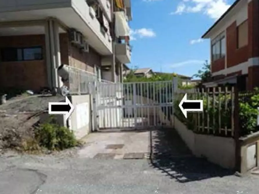 Immagine 2 di Garage in vendita  in Via J. F. Kennedy a Marino