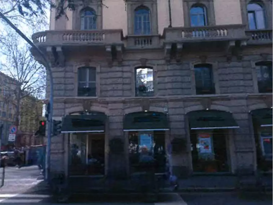 Immagine 1 di Negozio in vendita  in Piazza del Tricolore a Milano