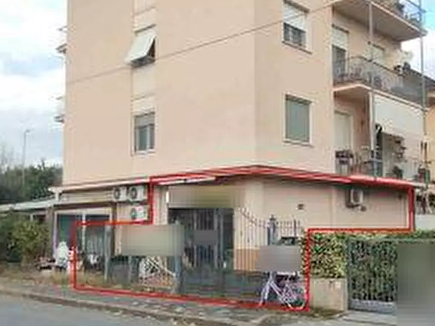 Immagine 2 di Negozio in vendita  in Via Olimpia  a Montecatini Terme