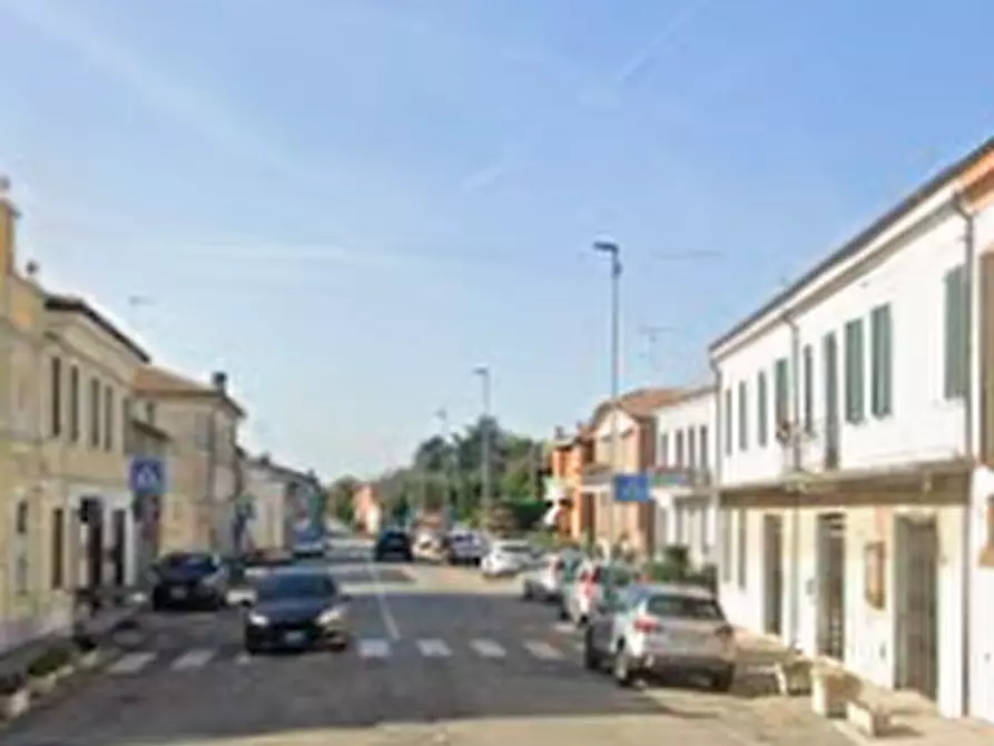 Immagine 10 di Negozio in vendita  in Via X Martiri a Ferrara