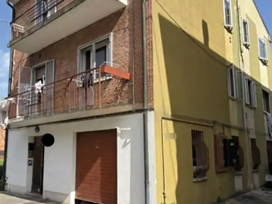 Immagine 2 di Garage in vendita  in Via Giovanni Bulgarelli a Ferrara