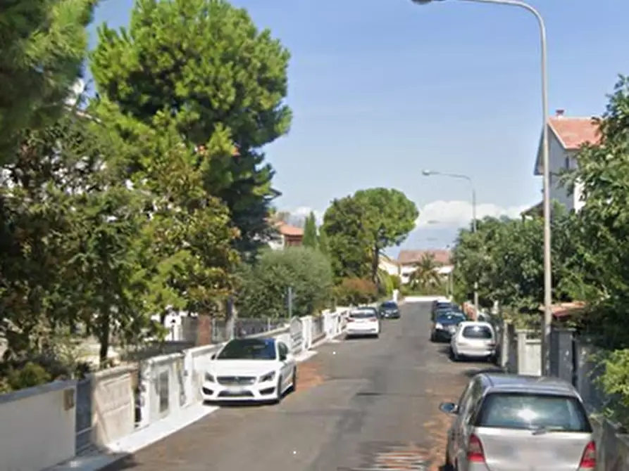 Immagine 7 di Posto auto in vendita  in  Via Lago di Albano a Fano