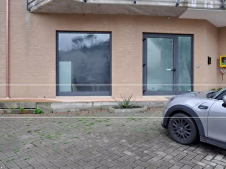 Immagine 1 di Negozio in vendita  in Via Alpi a Montegranaro