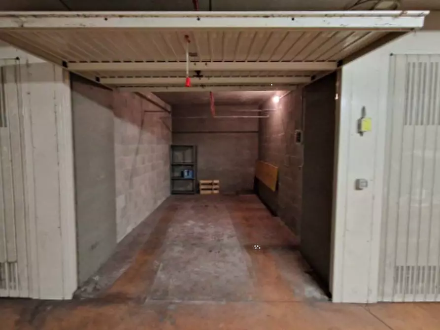 Immagine 2 di Garage in vendita  in Piazza Adriano a Torino