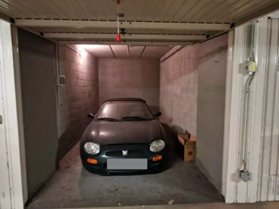 Immagine 2 di Garage in vendita  in Piazza Adriano a Torino