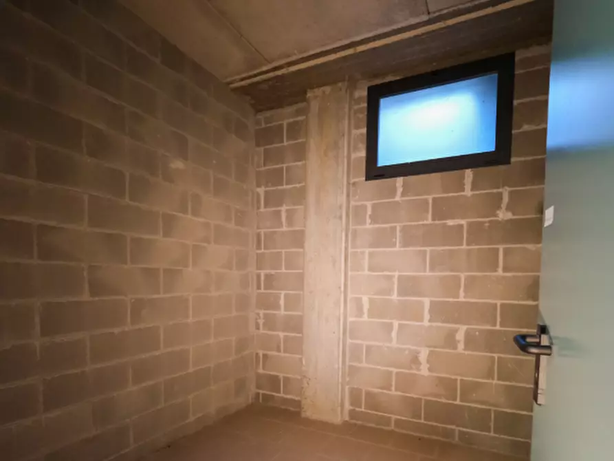 Immagine 3 di Garage in vendita  in Via Francesco Petrarca a Pessano Con Bornago