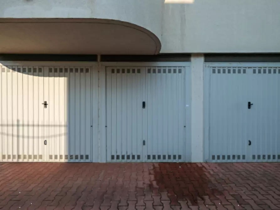 Immagine 1 di Garage in vendita  in Via Francesco Petrarca a Pessano Con Bornago