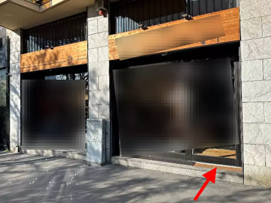 Immagine 2 di Negozio in vendita  in Via Arona a Milano