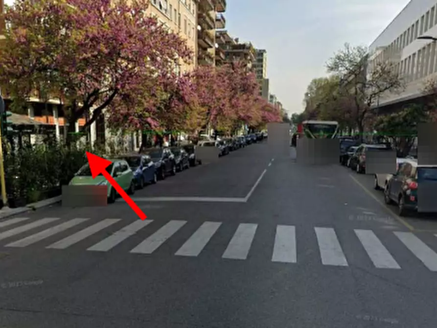 Immagine 1 di Negozio in vendita  in Via Arona a Milano