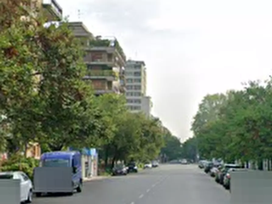 Immagine 8 di Negozio in vendita  in Via Arona a Milano