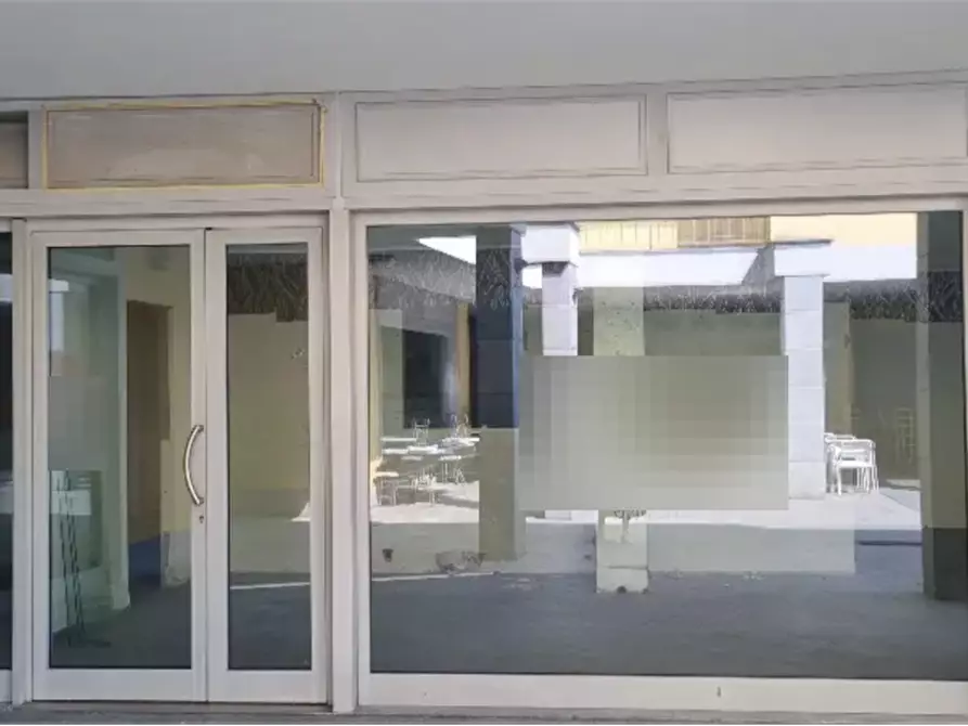 Immagine 1 di Negozio in vendita  in Piazza Giuseppe Maggiolini, a Parabiago