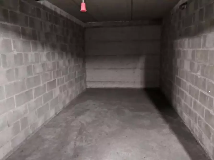 Immagine 2 di Garage in vendita  in Via Lodovico Il Moro a Milano
