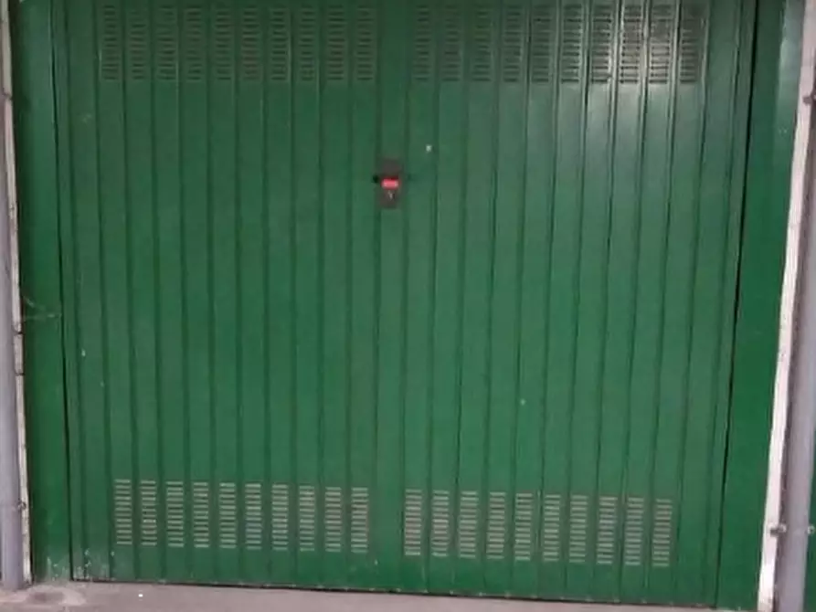 Immagine 1 di Garage in vendita  in Via Lodovico Il Moro a Milano