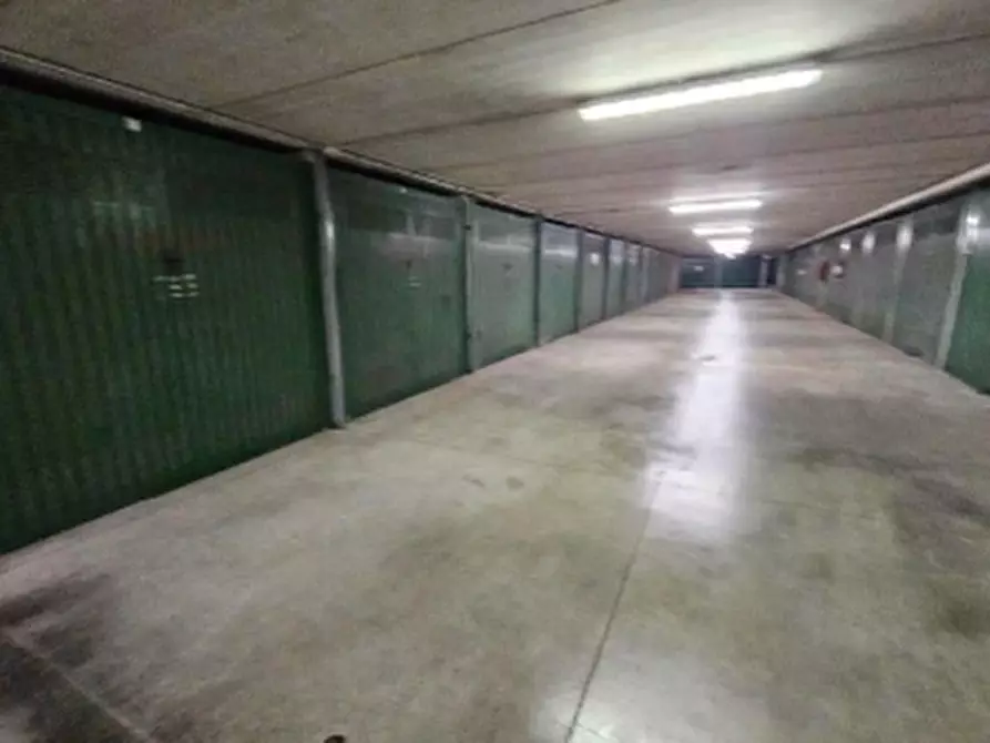 Immagine 4 di Garage in vendita  in Via Lodovico Il Moro a Milano