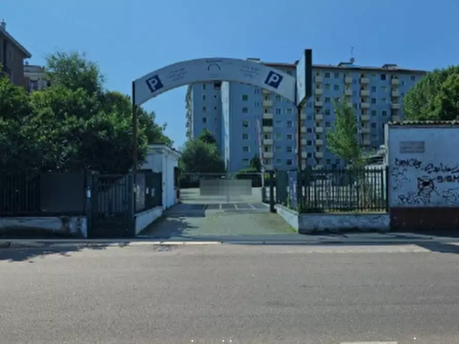 Immagine 8 di Garage in vendita  in Via Lodovico Il Moro a Milano