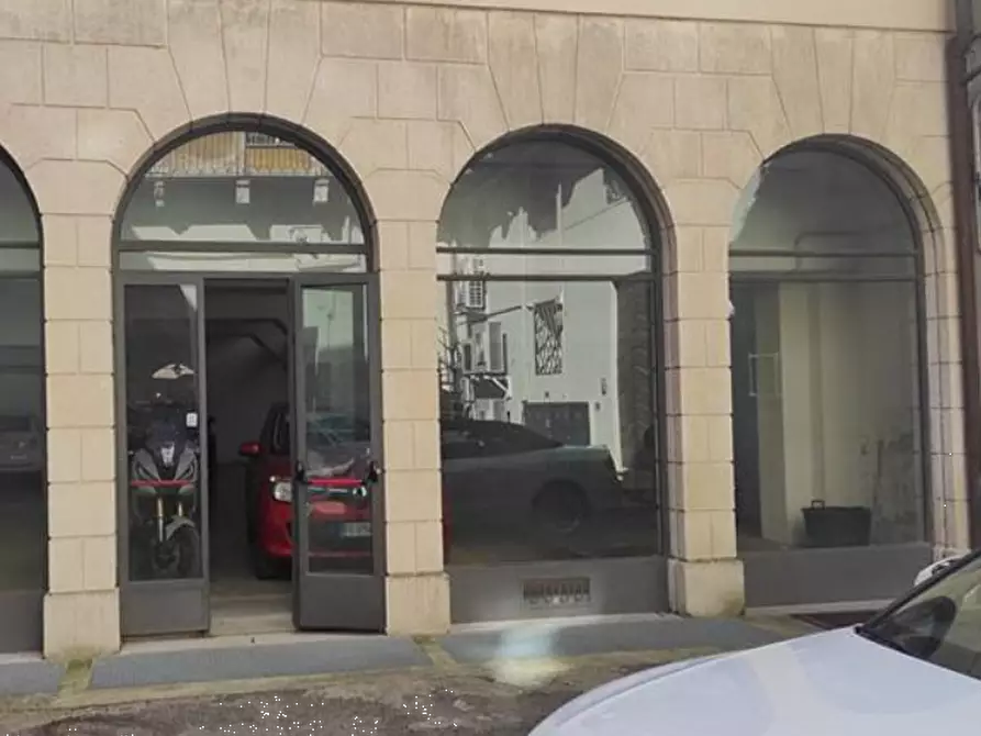 Immagine 1 di Magazzino in vendita  in Contrà Frasche del Gambero a Vicenza