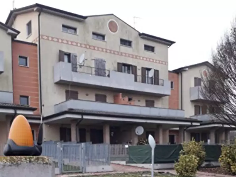 Immagine 12 di Appartamento in vendita  in Strada Statale della Cisa a Borgo Virgilio