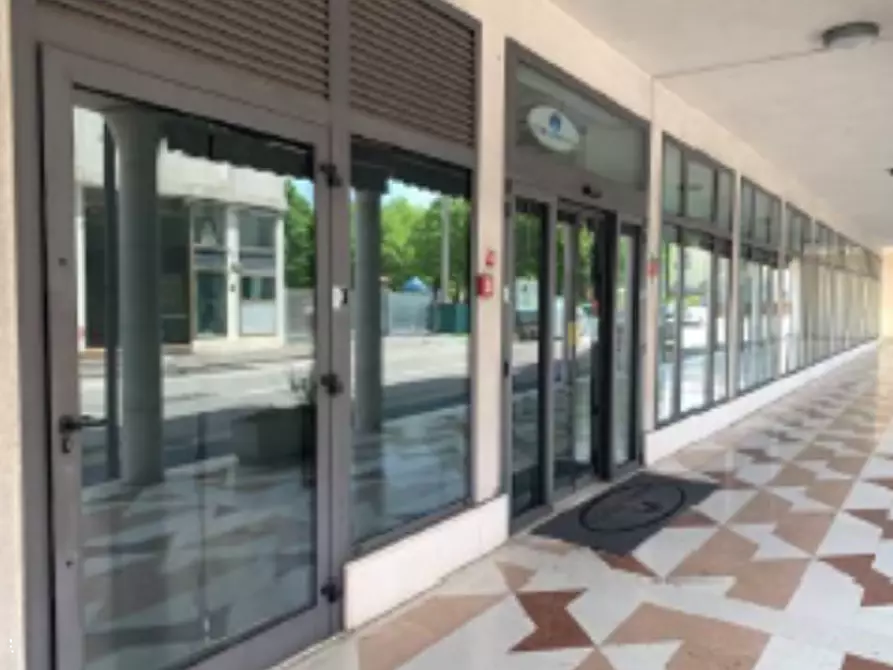 Immagine 1 di Negozio in vendita  in Piazza Dondi dell'orologio a Abano Terme