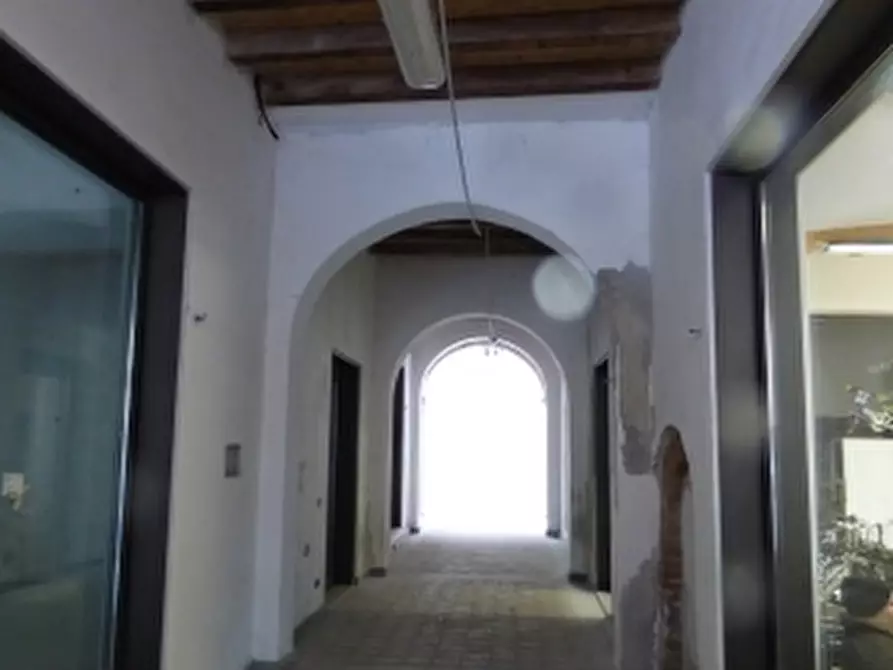 Immagine 5 di Stabile in vendita  in Via Giovanni Pico a Mirandola