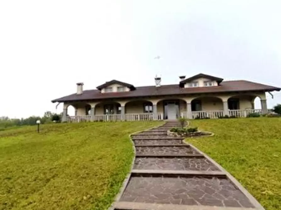 Immagine 1 di Casa bifamiliare in vendita  in Località Molino di Sopra a Castions Di Strada