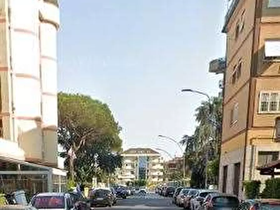 Immagine 5 di Negozio in vendita  in Viale Manzoni a Pomezia