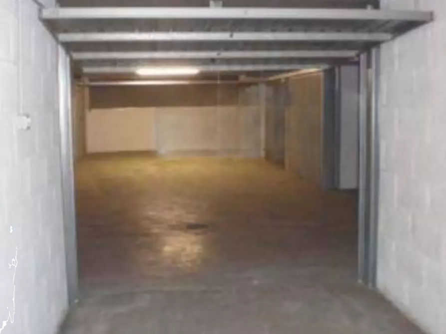 Immagine 3 di Garage in vendita  in Via di Grotta di Gregna a Roma