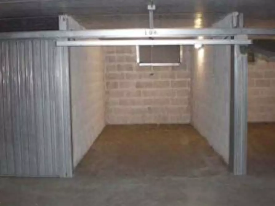 Immagine 4 di Garage in vendita  in Via di Grotta di Gregna a Roma