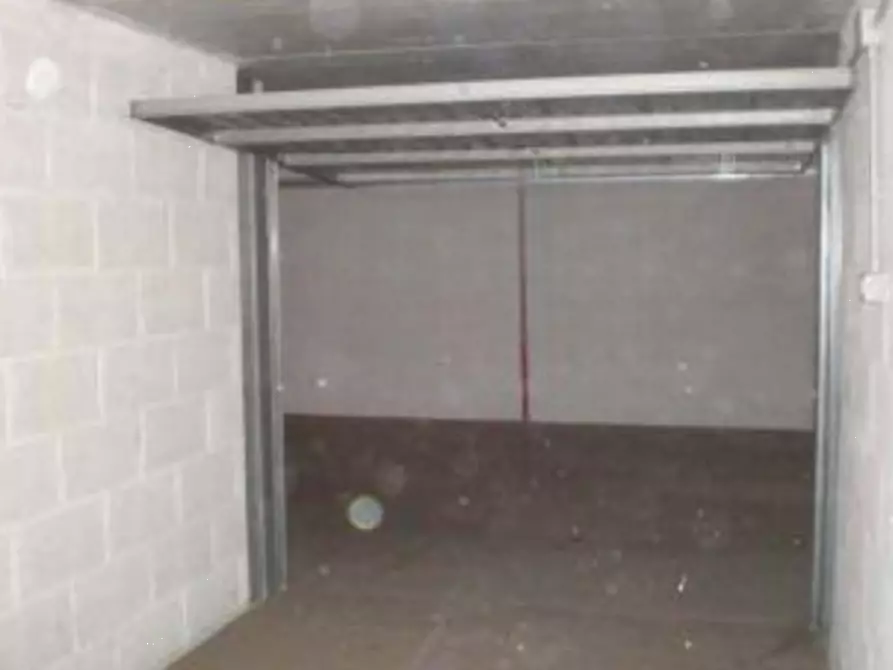 Immagine 4 di Garage in vendita  in Via di Grotta di Gregna a Roma