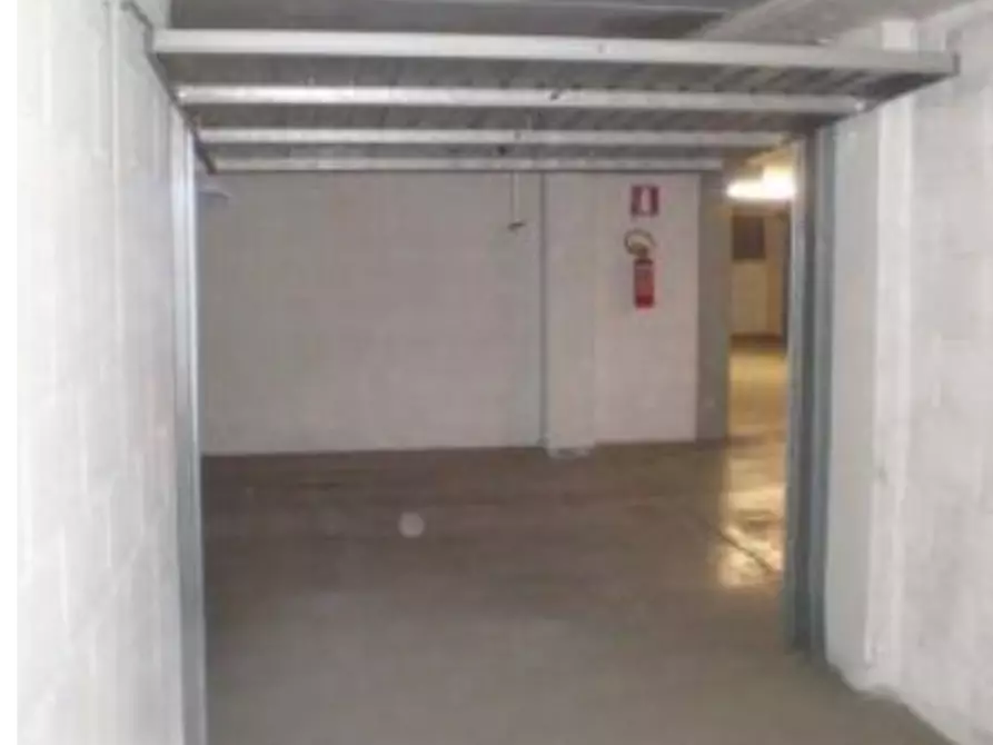 Immagine 4 di Garage in vendita  in Via di Grotta di Gregna a Roma