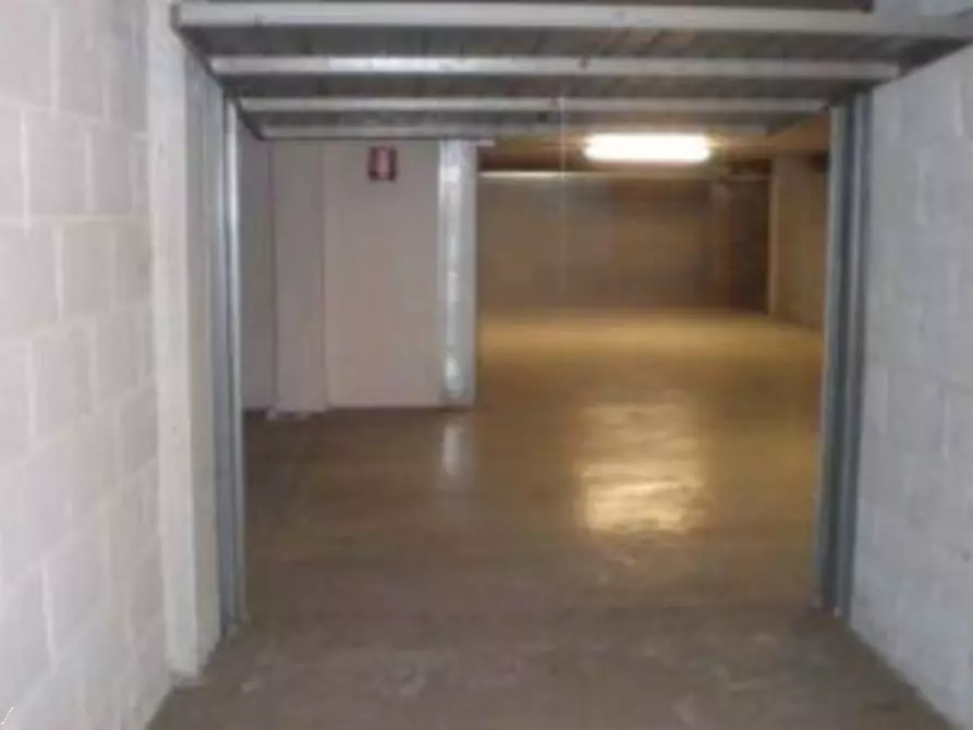 Immagine 4 di Garage in vendita  in Via di Grotta di Gregna a Roma