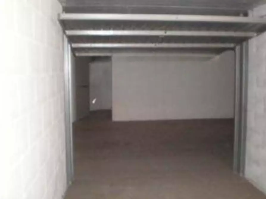 Immagine 4 di Garage in vendita  in Via Grotta di Gregna  a Roma