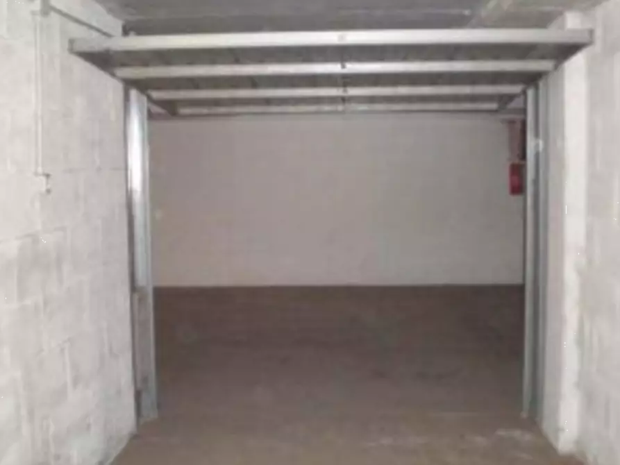 Immagine 3 di Garage in vendita  in Via Grotta di Gregna a Roma