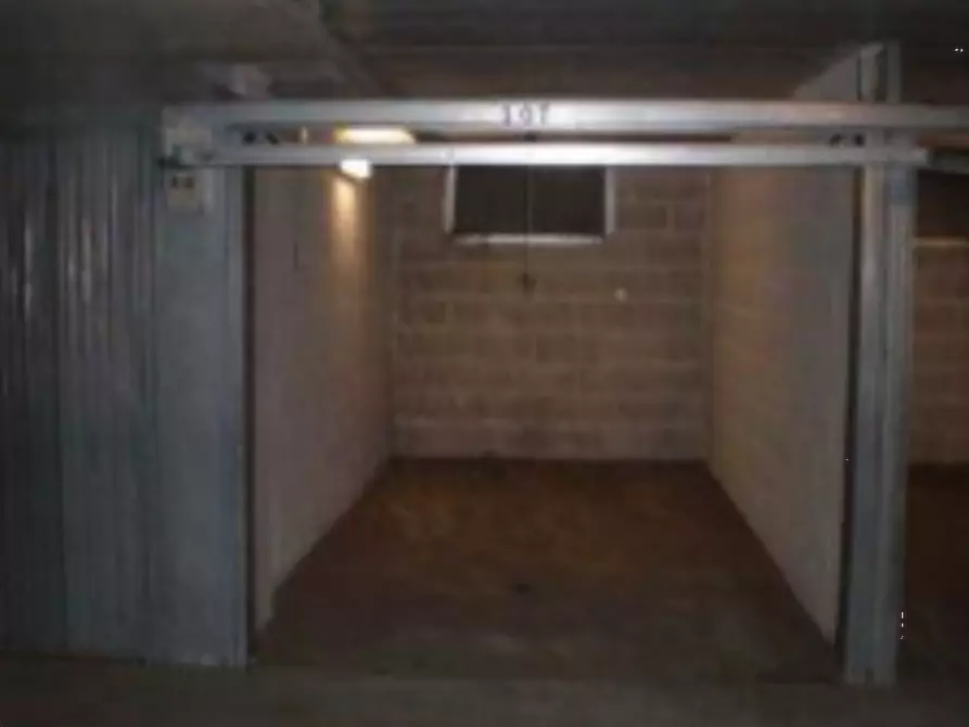 Immagine 3 di Garage in vendita  in Via di Grotta di Gregna a Roma