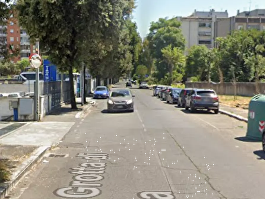 Immagine 2 di Garage in vendita  in Via di Grotta di Gregna a Roma