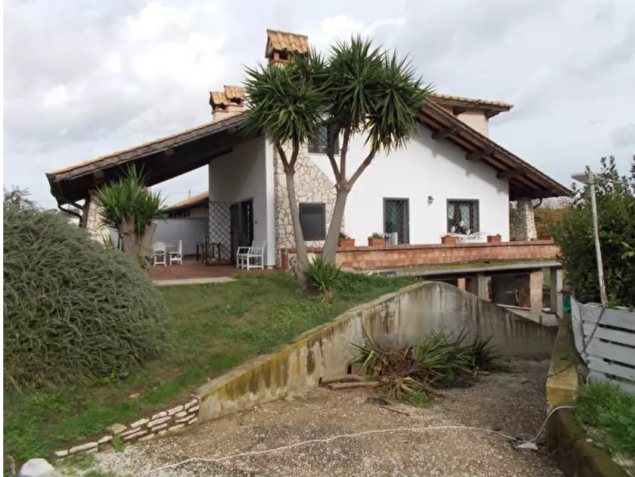 Immagine 3 di Casa bifamiliare in vendita  in Via Mar dei Sargassi a Pomezia