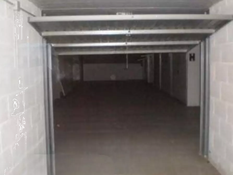Immagine 4 di Garage in vendita  in Via di Grotta di Gregna a Roma