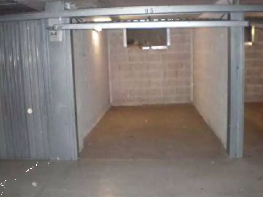 Immagine 2 di Garage in vendita  in Via di Grotta di Gregna a Roma