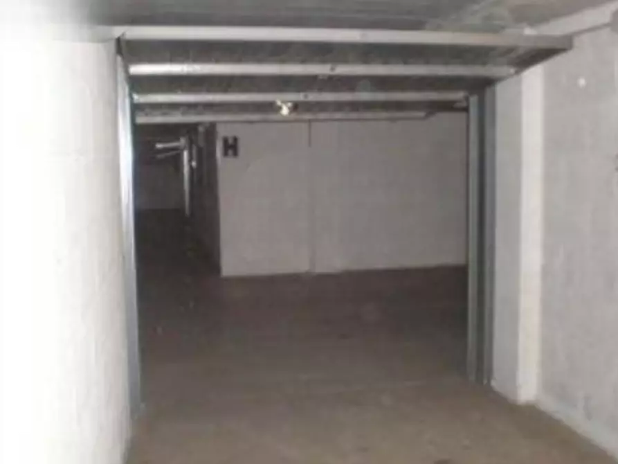 Immagine 4 di Garage in vendita  in Via di Grotta di Gregna a Roma