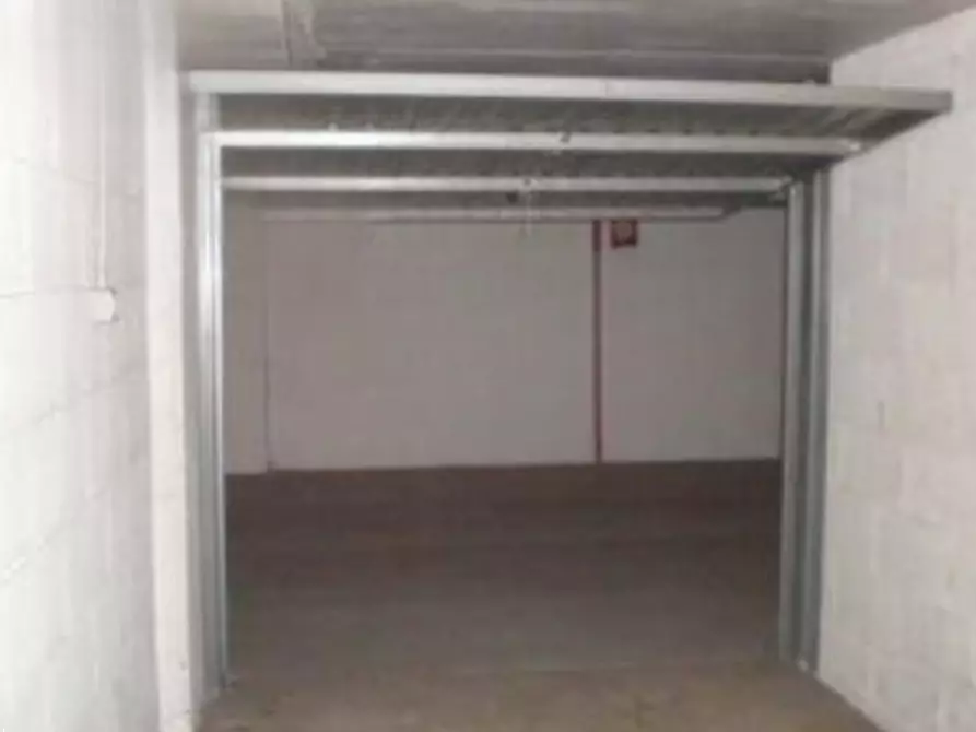 Immagine 4 di Garage in vendita  in Via di Grotta di Gregna a Roma