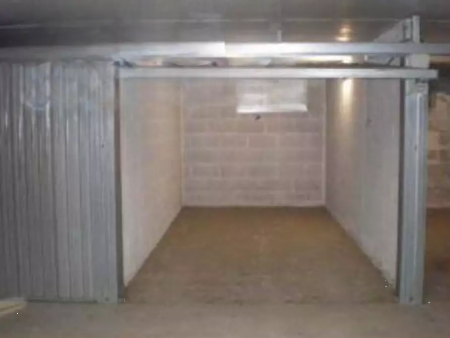 Immagine 2 di Garage in vendita  in Via di Grotta di Gregna a Roma