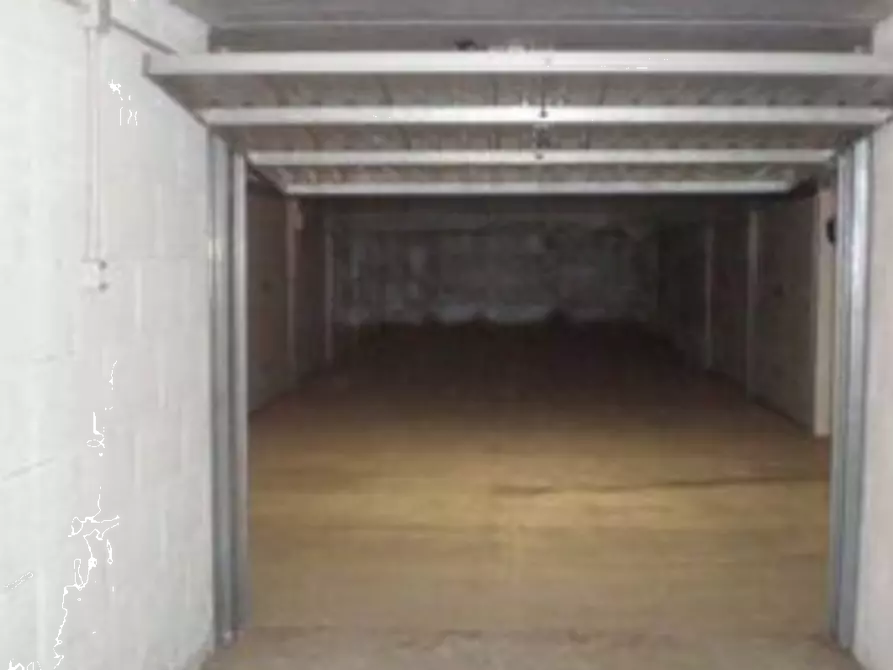 Immagine 3 di Garage in vendita  in Via di Grotta di Gregna a Roma