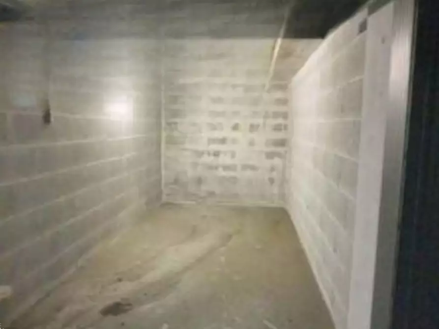Immagine 2 di Garage in vendita  in Via Grotta di Gregna a Roma