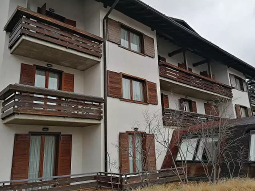 Immagine 6 di Stabile in vendita  in Via Silvio Pellico  a Castione Della Presolana