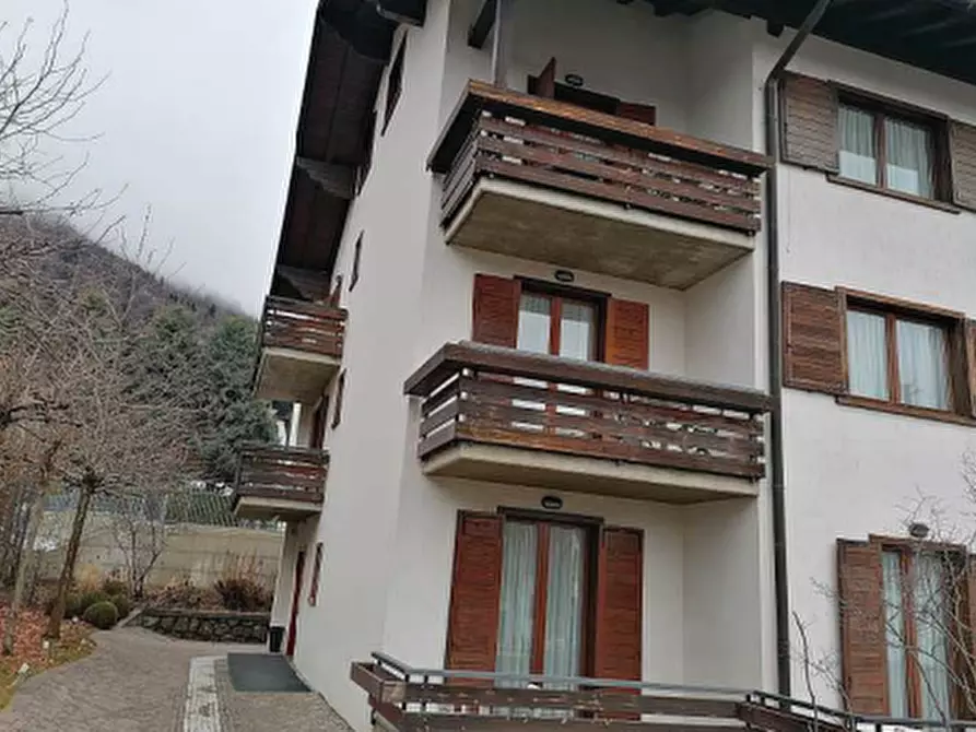 Immagine 5 di Stabile in vendita  in Via Silvio Pellico  a Castione Della Presolana