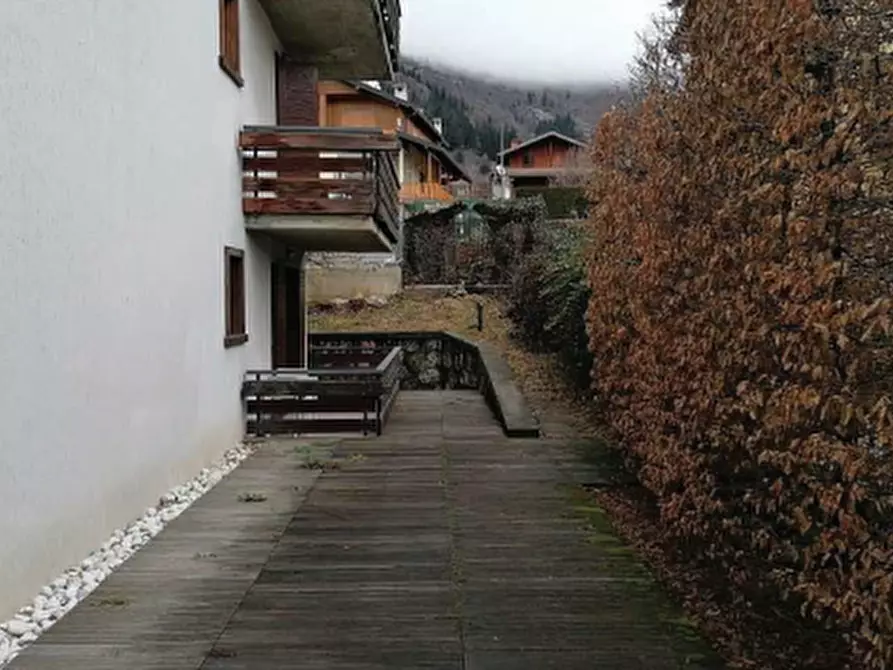 Immagine 4 di Stabile in vendita  in Via Silvio Pellico  a Castione Della Presolana