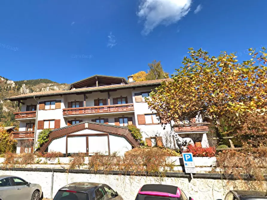 Immagine 2 di Stabile in vendita  in Via Silvio Pellico  a Castione Della Presolana